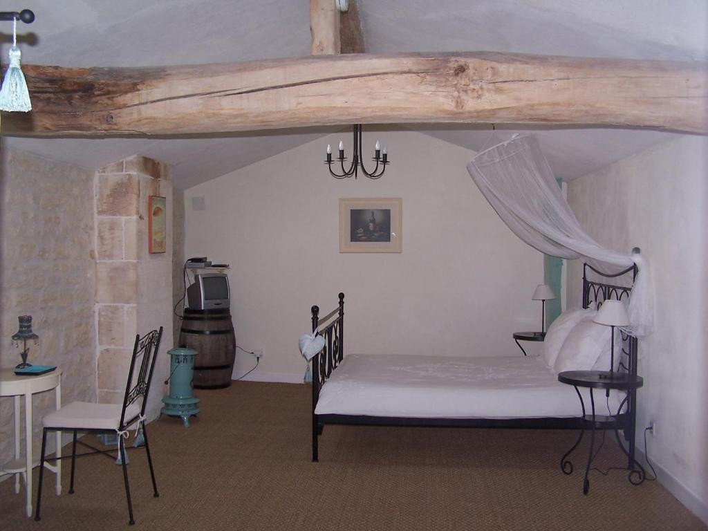 Hotel Le Four A Pain Saint-Jean-dʼAngély Habitación foto